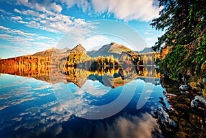 Nádherný jesenný pohľad na Štrbské pleso. Romantická ranná scéna národného parku Vysoké Tatry, Slovensko, Európa. Krása prírody