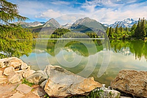 Nádherné horské jezero ve Vysokých Tatrách, Štrbské Pleso, Slovensko, Evropa