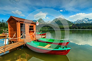 Nádherné horské jezero v národním parku Vysoké Tatry, Štrbské Pleso, Slovensko