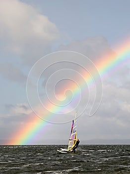 Fabuloso arcoíris sobre el el mar 