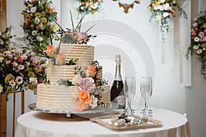 A wonderful wedding cake detail. The flowers look real, but are really edible sugar flowers