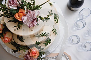 A wonderful wedding cake detail. The flowers look real, but are really edible sugar flowers