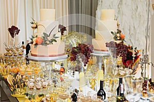 A wonderful wedding cake detail. The flowers look real, but are really edible sugar flowers