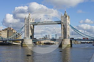 Wonderfull view of Tower Bridge, Sky cloudy, Londres