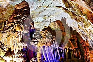 Uvnitř jedné z jeskyní Phong Nha Ke Bang Přírodní rezervace.
