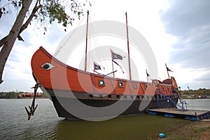 Madera un barco sobre el un rio 