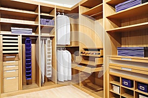 Holz Kleiderschrank 