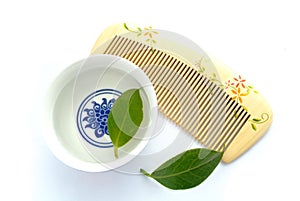 Wood comb and herb tea