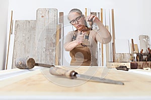 Madera artesanía una mujer artesano carpintero trabajar madera viejo herramientas en su taller recuperación aficiones a a mano trabajar 