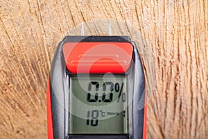 Wood moisture measurement using an electronic meter. Measurements in the home workshop