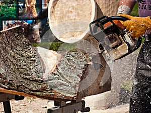 Wood sculptor using chainsaw