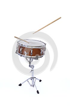 Wood snare drum with floating sticks