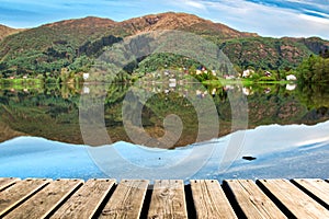 Textura de madera a hermoso verano verde árboles montanas a Espejo reflexión 