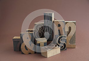 Wood type with ampersands