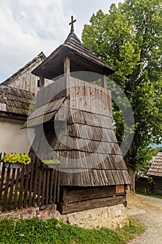 Dřevěná zvonice v obci Vlkolínec v Nízkých Tatrách, Slovensko
