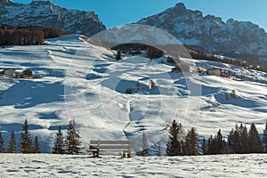 Dřevěný lavice čerstvý sníh v zimě slunný v italština dolomity hory 