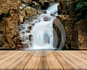 Dřevěný deska prázdný stůl rozmazat vodopád v les plechovka být použitý zobrazit nebo montáž váš produkty 