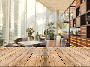 Dřevěný deska prázdný stůl na z rozmazané. perspektiva hnědý dřevo stůl přes rozmazat v káva obchod 
