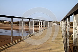 Di legno ponte Attraverso un fiume 