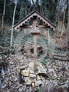 Wooden capital representing Christ carrying the cross