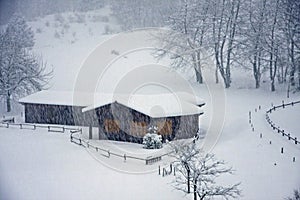 Di legno rifugio sul Italiano Alpi durante pesante nevicata 