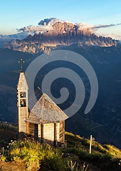 Di legno Chiesa un collegare Alpi dolomiti montagne 