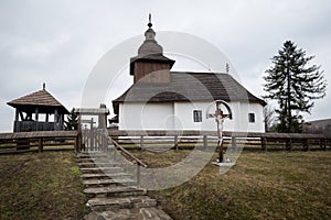 Dřevěný kostel sv Bazila Velikého v obci Kalná Roztoka, Slovensko