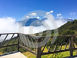 Di legno l'angolo con la vista ande montagne 