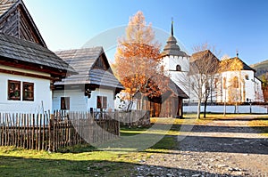 Dřevěné chatky v obci. Venkovská architektura ve skanzenu Pribylina na Slovensku