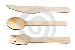 Di legno posate monouso forchetta cucchiaio un un coltello isolato su sfondo bianco 