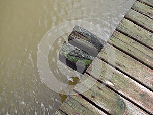 Di legno ponte pavimento molo Attraverso bellissimo Acqua 