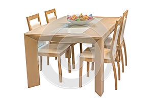 Dřevěný stravování stůl a židle izolované na bílém pozadí 