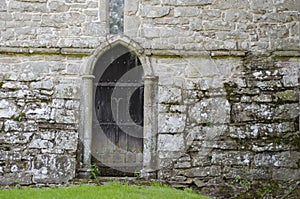 Drevený dvere v 14storočia kameň kostol stena 