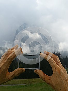 Wooden hands and a cloudy Sasslong mountain