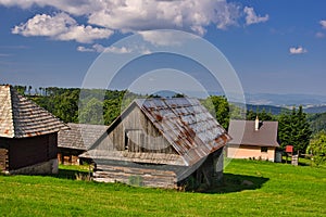 Drevenica a stodola v osade Biele Vody v Poľane