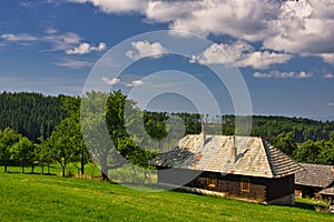 Dřevěný dům a stodola v osadě Biele Vody v Poľaně