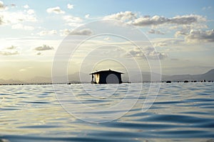 De madera casa sobre el el mar pájaro sobre el techo montanas en 