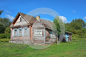 Dřevěný dům v obec proti nebe obklopen podle zeleň 