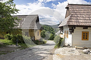 Drevené horské chaty v krásnej tradičnej obci Vlkolínec na Slovensku