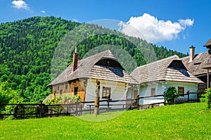 Drevenice v tradičnej dedine na Slovensku