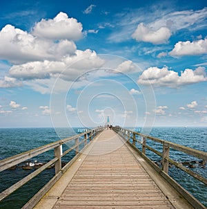 Di legno molo Attraverso il mare 