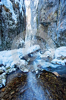 Drevený rebrík cez potok Prosiečanka v Prosieckej doline v zime