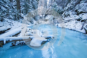 Zimný zamrznutý potok v rokline Suchá Belá v Slovenskom raji