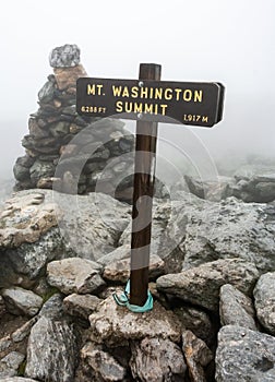 Wooden marker of the Mount Washington summit at 1,917 meters, in New Hampshire, USA