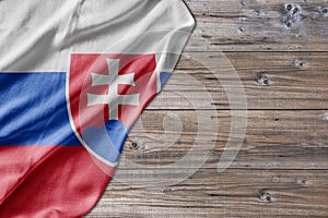 Dřevěné vzor staré přírodní stolní deska s vlajkou Slovenska