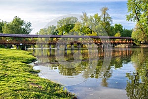 Dřevěný most pro pěší přes řeku v Kolárovo, Slovensko