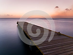 De madera muelle sobre el oscuridad 