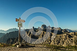 De madera indicador turistas en dolomitas 