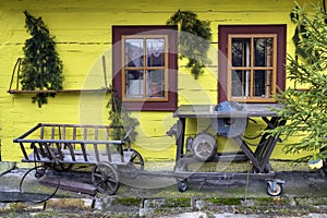 Drevené, rustikálne okno na starej chalupe, Vlkolínec, Slovensko