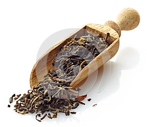 Wooden scoop with green tea Osmantus
